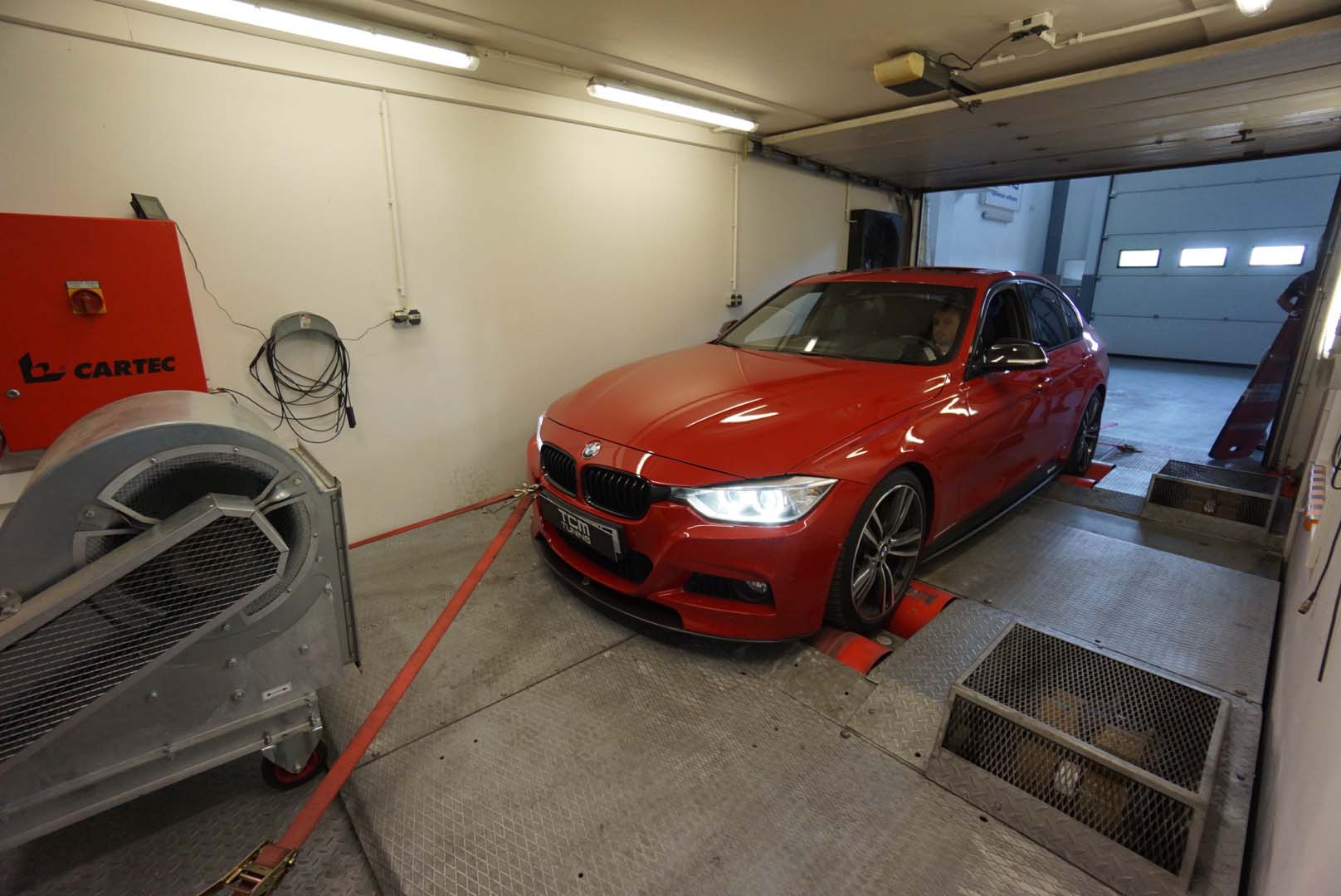 BMW roșu pe stand