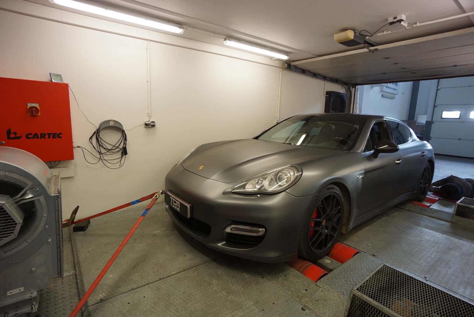 Porsche Panamera pe standul dinamometric Cartec la TCM Tuning
